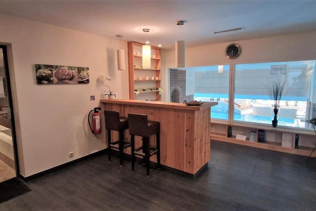 Apartment 2-zimmer Wohnung, Pools, Sauna Und Balkon *