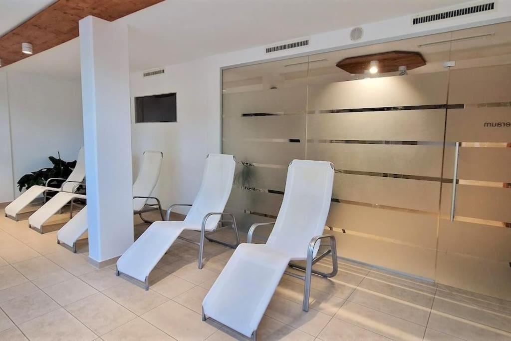 2-zimmer Wohnung, Pools, Sauna Und Balkon