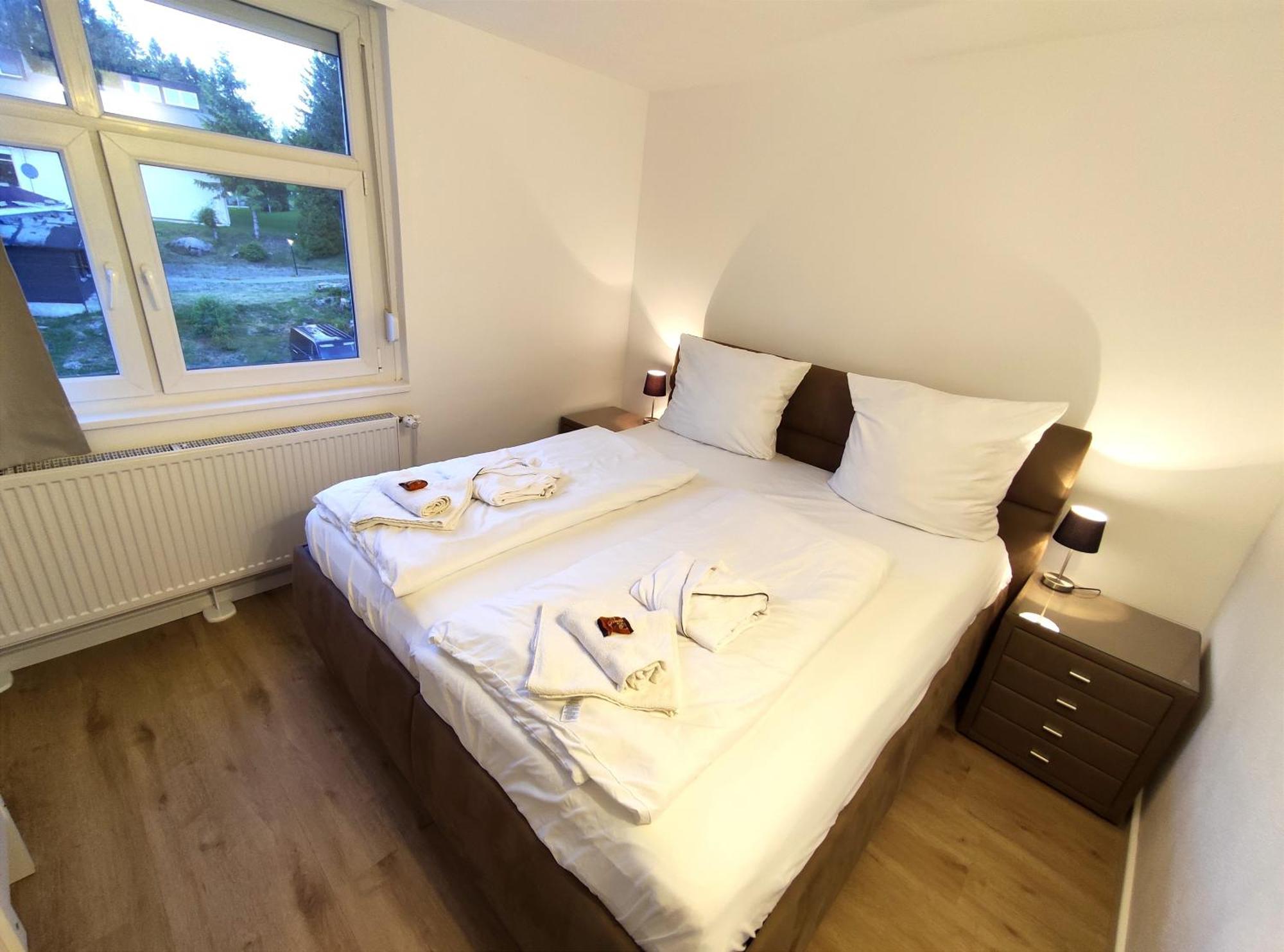 2-zimmer Wohnung, Pools, Sauna Und Balkon *