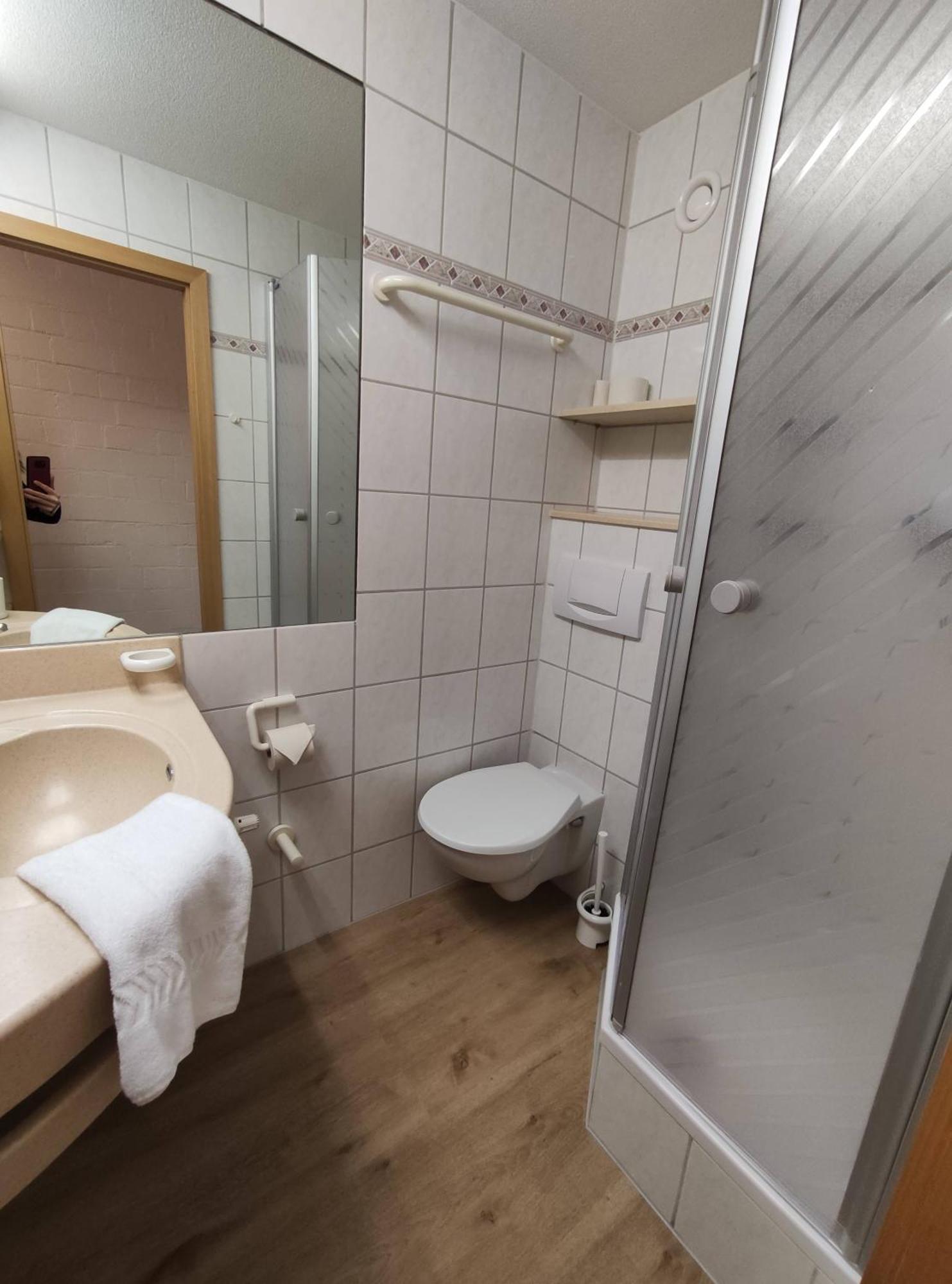 2-zimmer Wohnung, Pools, Sauna Und Balkon *