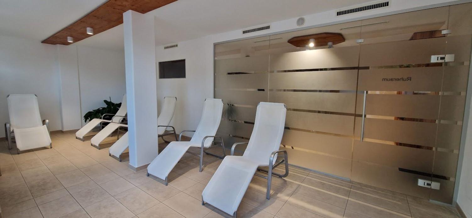 Apartment 2-zimmer Wohnung, Pools, Sauna Und Balkon *