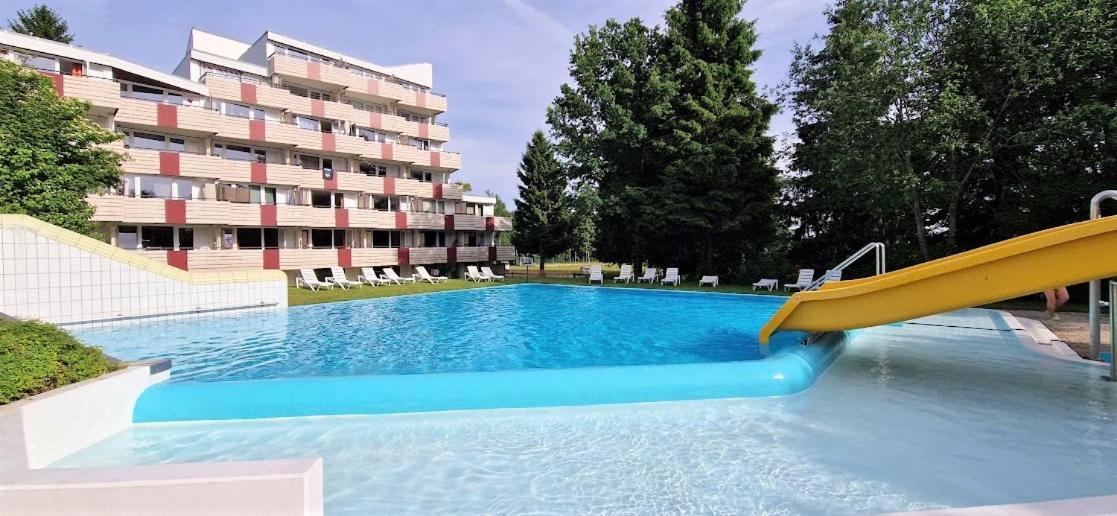2-zimmer Wohnung, Pools, Sauna Und Balkon *