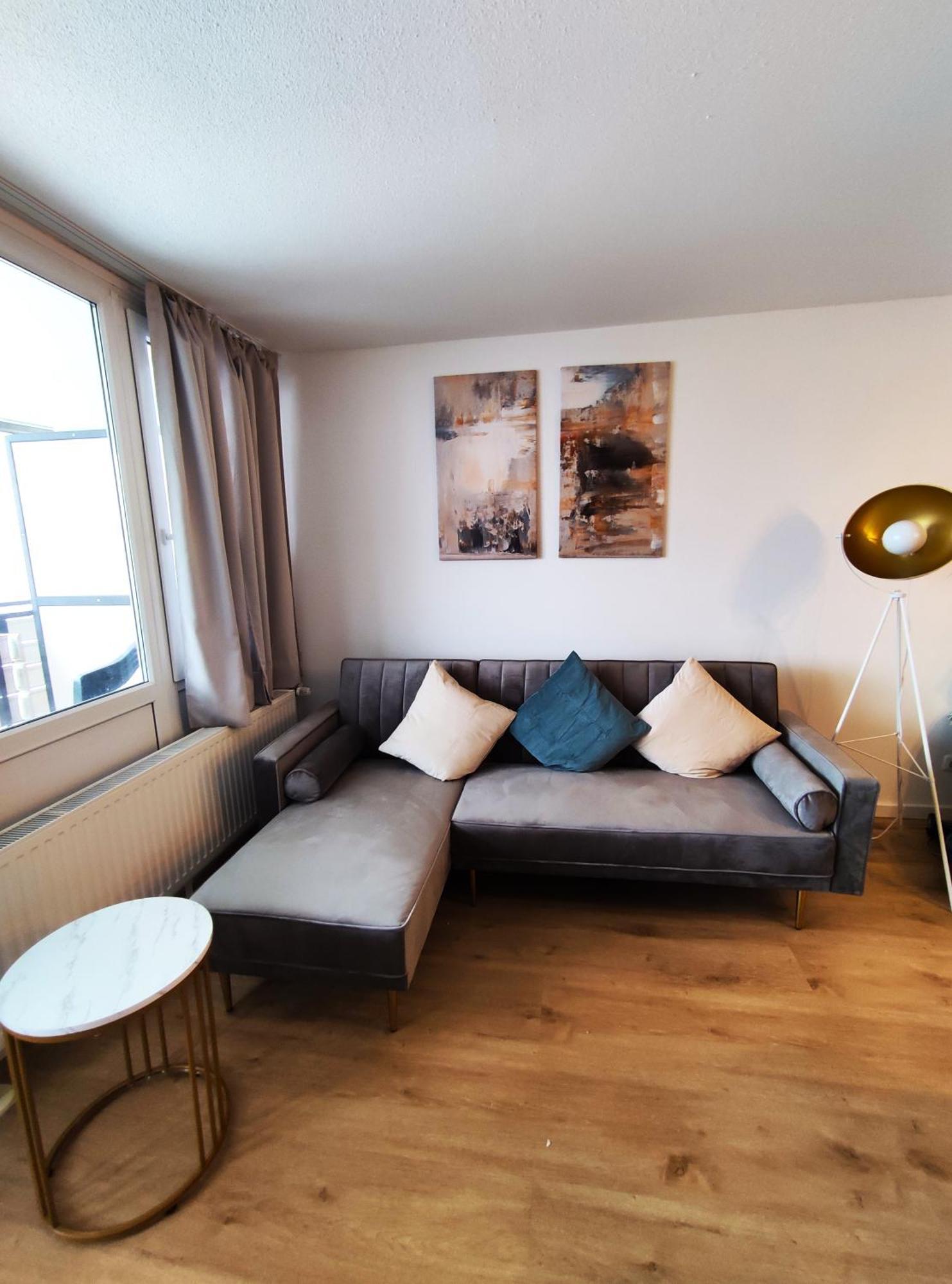 2-zimmer Wohnung, Pools, Sauna Und Balkon *
